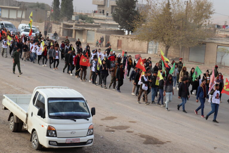 تحت شعار” هلموا_لمعركة_الحرية” انطلقت قبل قليل المسيرة الراجِلة للشبيبة الثورية السورية لِيومها الثاني